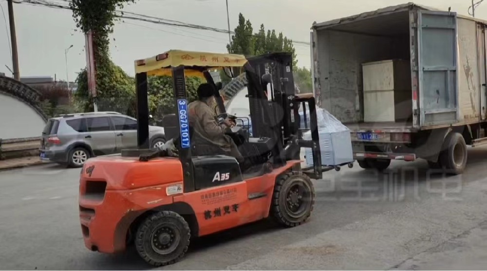 移動(dòng)式真空上料機(jī)上車(chē)，發(fā)貨啦